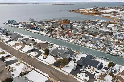 21 Shore Drive W, Copiague, NY 11726 - Photo 5