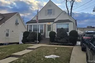 32 Butler Blvd, Elmont, NY 11003 - Photo 3