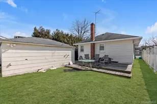 2463 Lindy Rd, Westbury, NY 11590 - Photo 15