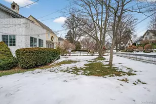 21 Lawrence Pl, Pelham, NY 10803 - Photo 29