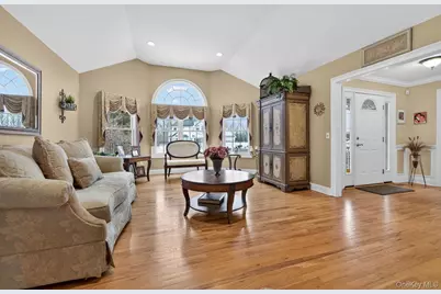 10 Manor Place, Smithtown, NY 11787 - Photo 7