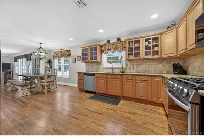 10 Manor Place, Smithtown, NY 11787 - Photo 17