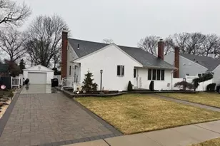 3914 Maplewood Dr, Seaford, NY 11783 - Photo 3