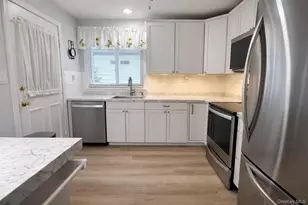 2 Bedford Ct, Ridge, NY 11961 - Photo 3