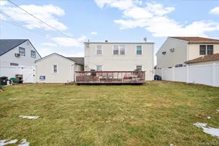 122 Balsam Ln, Levittown, NY 11756 - Photo 21