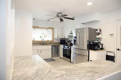 22 Berkshire Road, West Babylon, NY 11704 - Photo 11