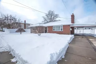 34 Pine St, Hicksville, NY 11801 - Photo 3