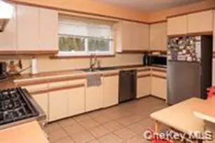 24 Whaley St, Freeport, NY 11520 - Photo 5