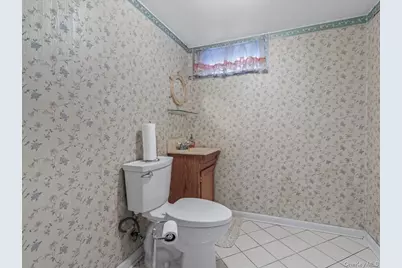 38 Leslie Lane, New Hyde Park, NY 11040 - Photo 17