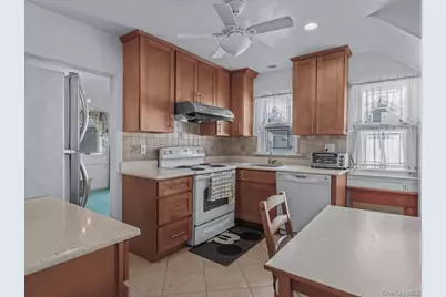 38 Leslie Lane, New Hyde Park, NY 11040 - Photo 7