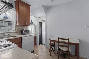 38 Leslie Ln, New Hyde Park, NY 11040 - Photo 5