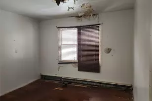 34 Pineview Blvd, Central Islip, NY 11722 - Photo 5