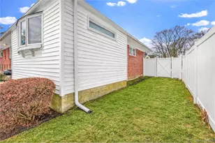 1097 Carll Dr, Bay Shore, NY 11706 - Photo 19