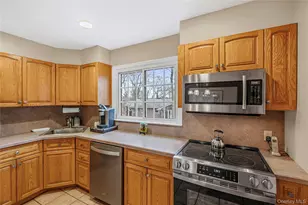 35 High Hills Ln, Huntington Station, NY 11746 - Photo 13