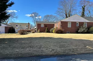 38 Hilltop Ln, Wheatley Heights, NY 11798 - Photo 3