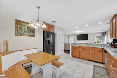 3158 Stoneleigh Court, Yorktown Heights, NY 10598 - Photo 5