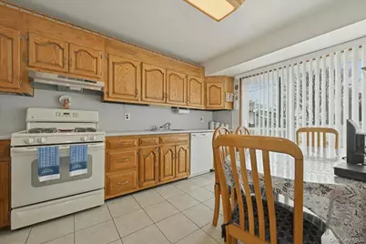 366 Clearmeadow Drive, East Meadow, NY 11554 - Photo 11