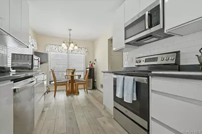 31 Stanford Court, Wantagh, NY 11793 - Photo 9