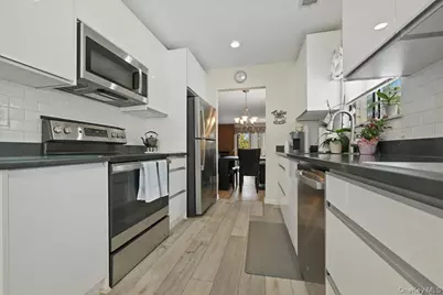 31 Stanford Court, Wantagh, NY 11793 - Photo 7