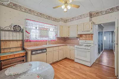 367 Vincent Avenue, Lynbrook, NY 11563 - Photo 17