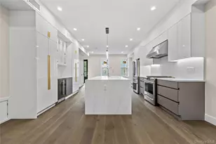 21-18 45th Ave, Long Island City, NY 11101 - Photo 23