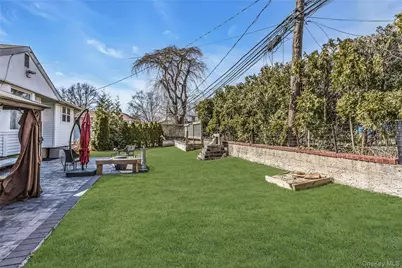 170 Old Courthouse Road, Manhasset Hills, NY 11040 - Photo 33