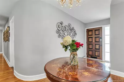 170 Old Courthouse Road, Manhasset Hills, NY 11040 - Photo 3