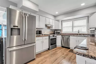 170 Old Courthouse Road, Manhasset Hills, NY 11040 - Photo 9