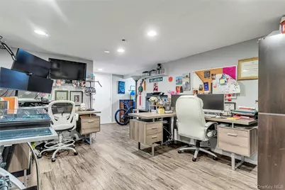 170 Old Courthouse Road, Manhasset Hills, NY 11040 - Photo 29