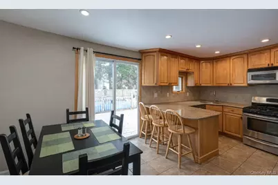 14 Willoughby Place, West Islip, NY 11795 - Photo 5