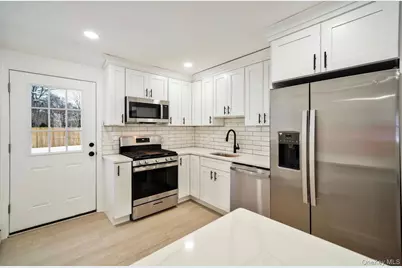 10 Linda Ln, Central Islip, NY 11722 - Photo 7