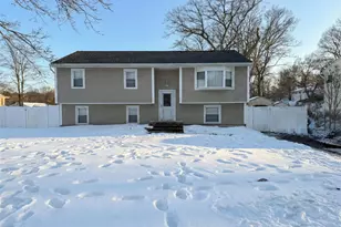 76 Woodland Ave, Central Islip, NY 11722 - Photo 3