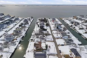 25 Dolphin Rd, East Quogue, NY 11942 - Photo 33