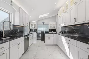 98 Barry Ln, Syosset, NY 11791 - Photo 11