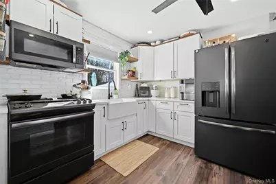 418 Old Farmingdale Road, West Babylon, NY 11704 - Photo 7