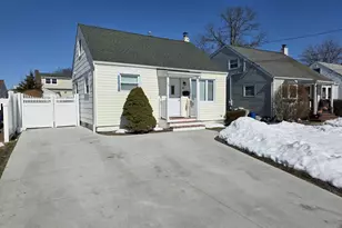 46 W Clearwater Rd, Lindenhurst, NY 11757 - Photo 27