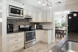 3 Robins Nest Ln, Hampton Bays, NY 11946 - Photo 15