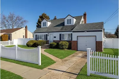 690 N Hamilton Avenue, Lindenhurst, NY 11757 - Photo 3