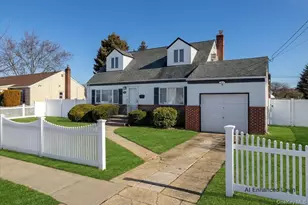 690 N Hamilton Ave, Lindenhurst, NY 11757 - Photo 3