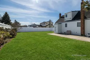 690 N Hamilton Ave, Lindenhurst, NY 11757 - Photo 27