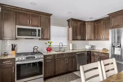 690 N Hamilton Avenue, Lindenhurst, NY 11757 - Photo 9