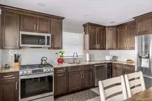 690 N Hamilton Ave, Lindenhurst, NY 11757 - Photo 9