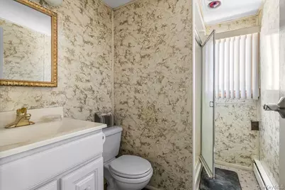 690 N Hamilton Avenue, Lindenhurst, NY 11757 - Photo 17