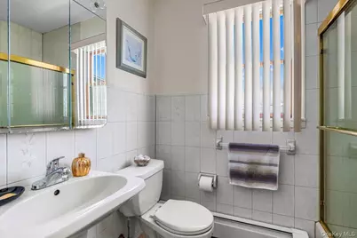 690 N Hamilton Avenue, Lindenhurst, NY 11757 - Photo 11