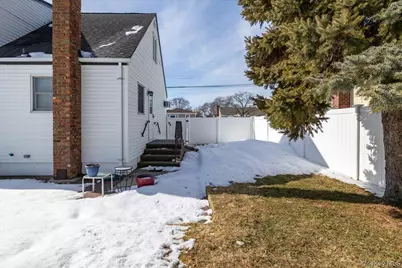 690 N Hamilton Avenue, Lindenhurst, NY 11757 - Photo 25
