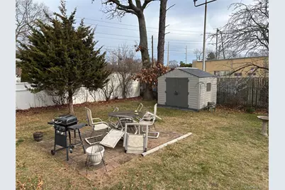 33 Lakewood Avenue, Ronkonkoma, NY 11779 - Photo 15