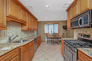 43 Maplewood Dr, Plainview, NY 11803 - Photo 3