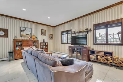 558 Gillette Avenue, Bayport, NY 11705 - Photo 9