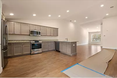 4 Steven Circle #4, Dix Hills, NY 11746 - Photo 3