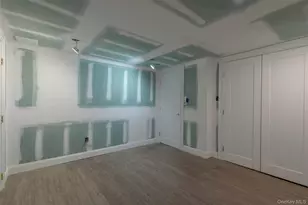 1070 Maple Ln, New Hyde Park, NY 11040 - Photo 27